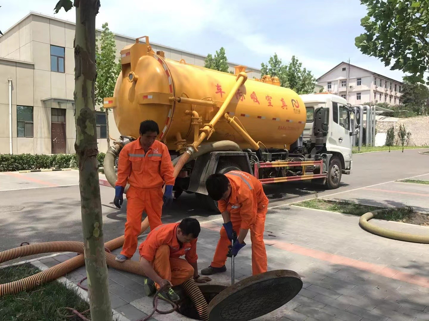 新和管道疏通车停在窨井附近