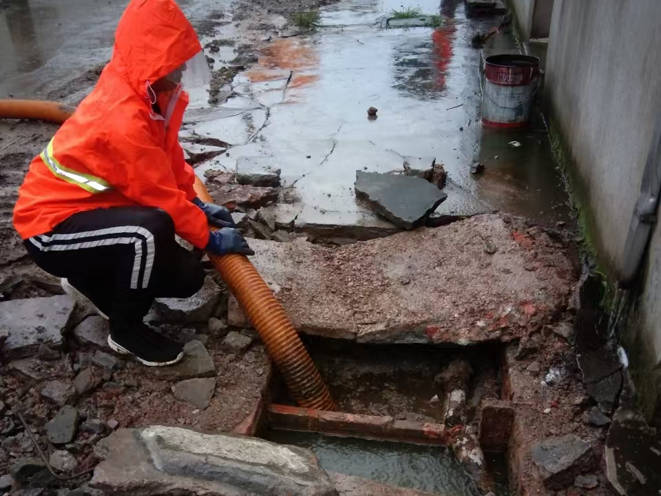 新和专业清理污水池 炜誉市政以规范流程守护城市 “肠道”