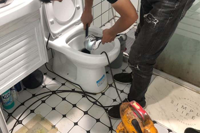 新和马桶堵塞自己疏通还是找师傅？专业上门服务让你省时更省心